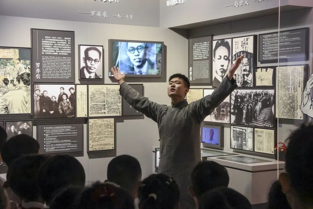 勞模身穿長袍再現(xiàn)烈士事跡。徐匯區(qū)總工會供圖