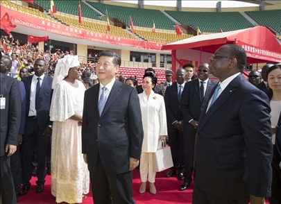 2018年7月22日，國家主席習(xí)近平在達喀爾同時任塞內(nèi)加爾總統(tǒng)薩勒共同出席塞內(nèi)加爾競技摔跤場項目移交儀式。新華社記者 王曄 攝