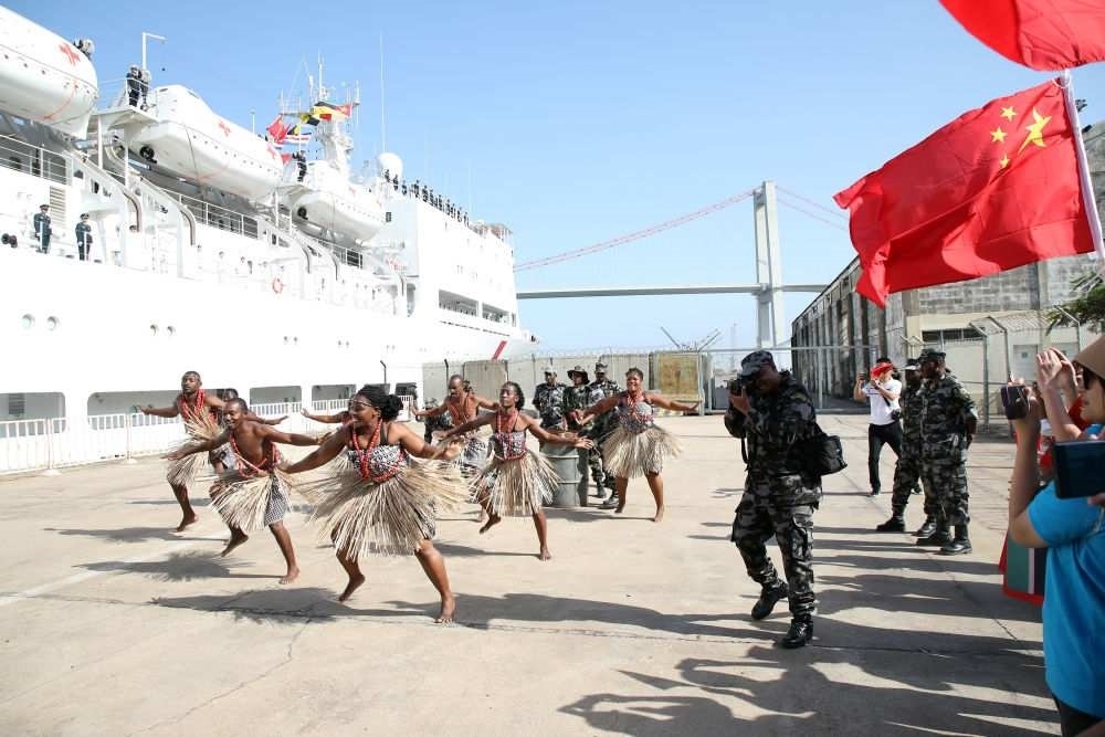 2024年8月16日，在莫桑比克馬普托港，當地演員表演舞蹈，歡送中國海軍“和平方舟”號醫(yī)院船。