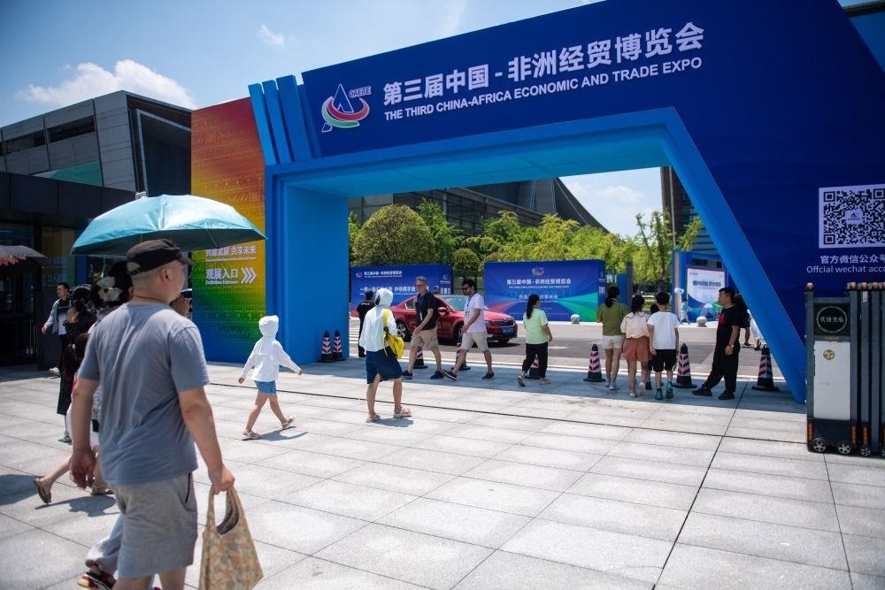 △2023年7月，在湖南長沙國際會展中心，觀眾進入中非經(jīng)貿(mào)博覽會展會現(xiàn)場。