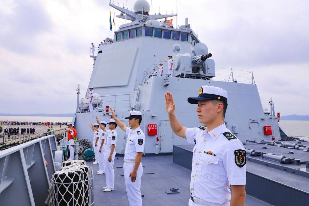 2023年7月8日，中國海軍第43批護航編隊官兵向加蓬利伯維爾奧文多港碼頭的歡迎人群揮手致意。中國海軍第43批護航編隊抵達加蓬利伯維爾，開始對加蓬進行為期4天的友好訪問。