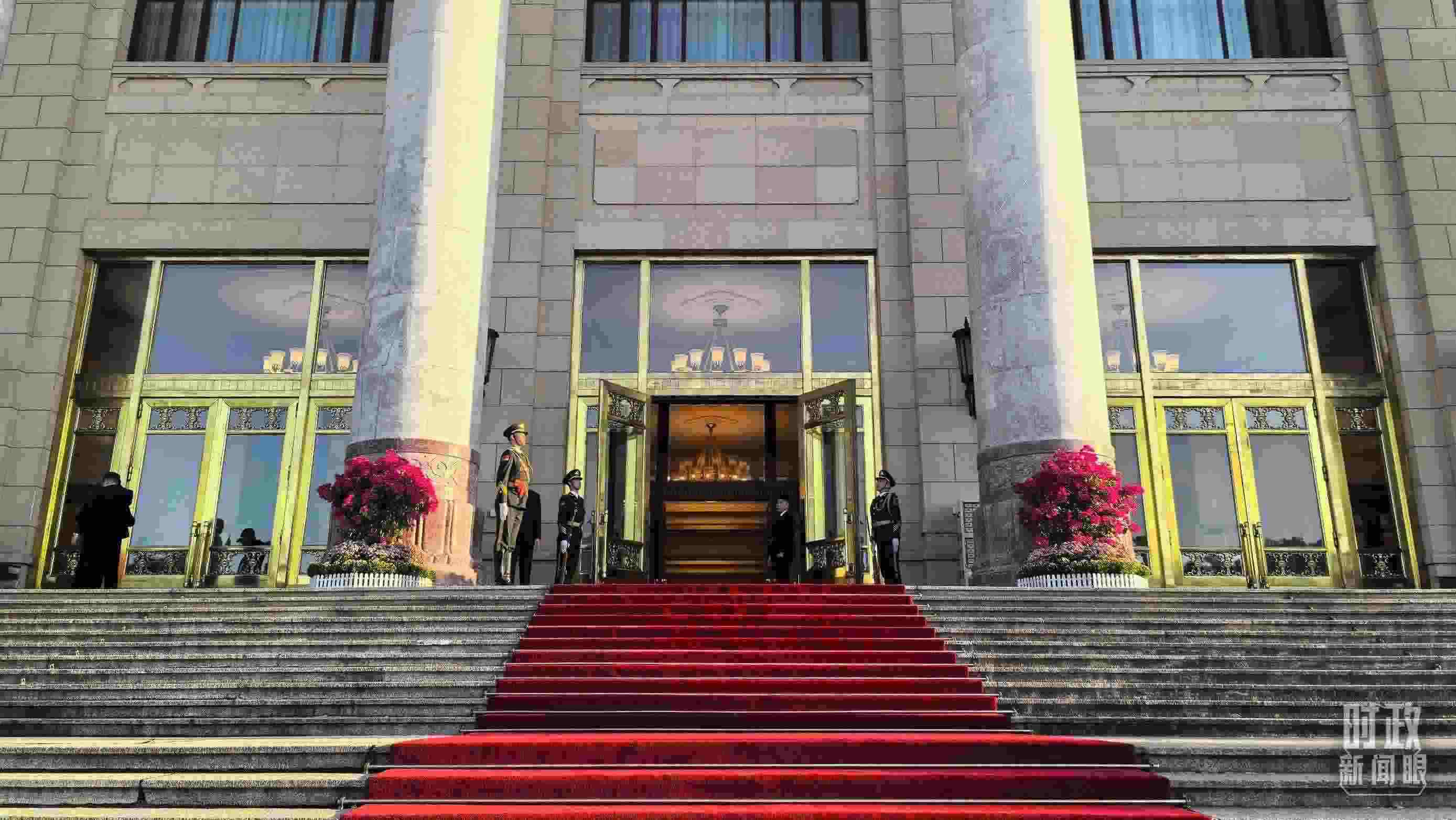 △人民大會(huì)堂外，禮兵列隊(duì)迎接貴賓。（總臺(tái)央視記者陸泓宇拍攝）