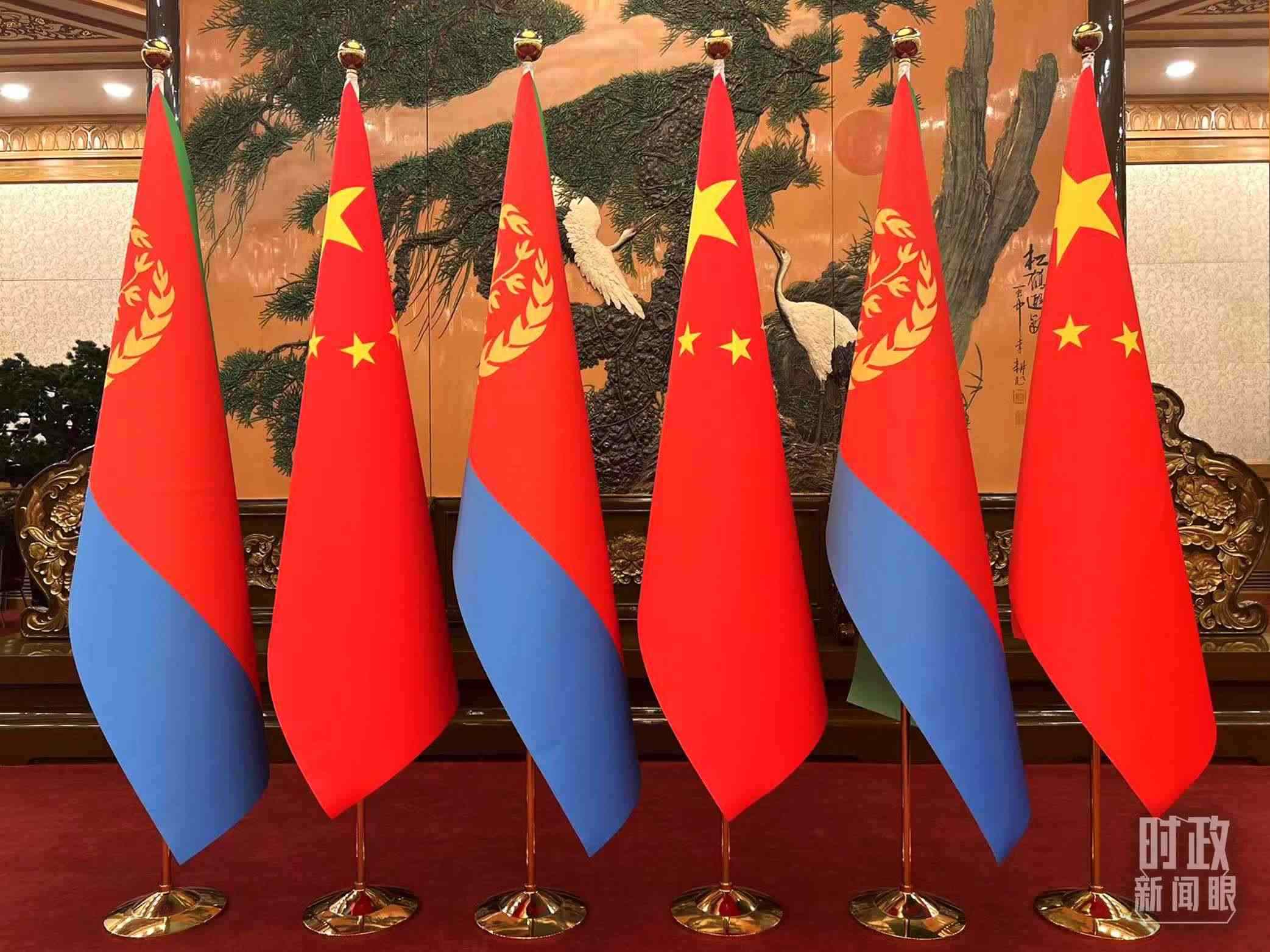 △會(huì)見現(xiàn)場(chǎng)擺放的中國和厄立特里亞兩國國旗。（總臺(tái)央視記者趙婷拍攝）