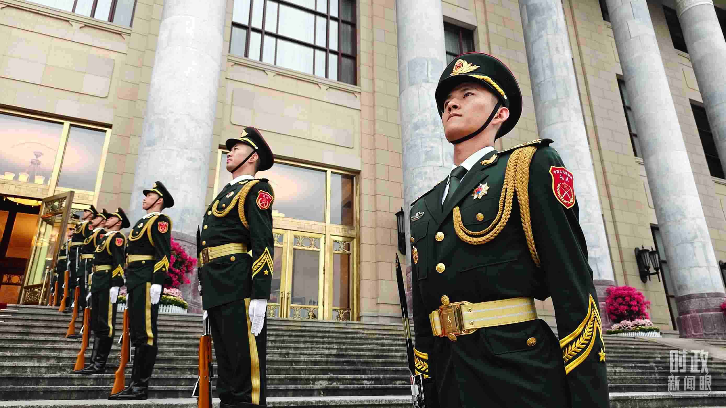  △人民大會堂外，禮兵列隊(duì)歡迎外國領(lǐng)導(dǎo)人。（總臺央視記者韓銳拍攝）