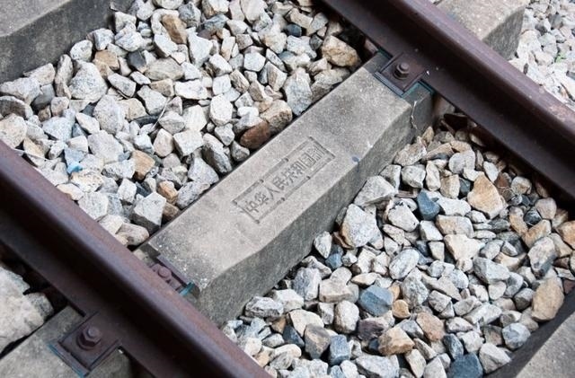 坦贊鐵路鋼筋混凝土軌枕上的“中華人民共和國制”字樣清晰可辨。