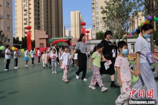 圖為衡水市新苑小學，小學一年級新生佩戴“夢想徽章”后，步入校園 。王天祥 攝
