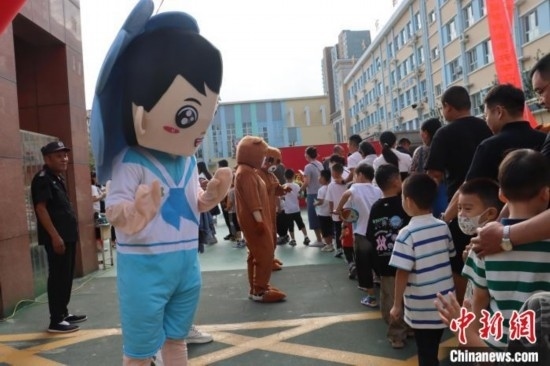 圖為衡水市新苑小學，老師穿上玩偶服裝歡迎新生入學。王天祥 攝