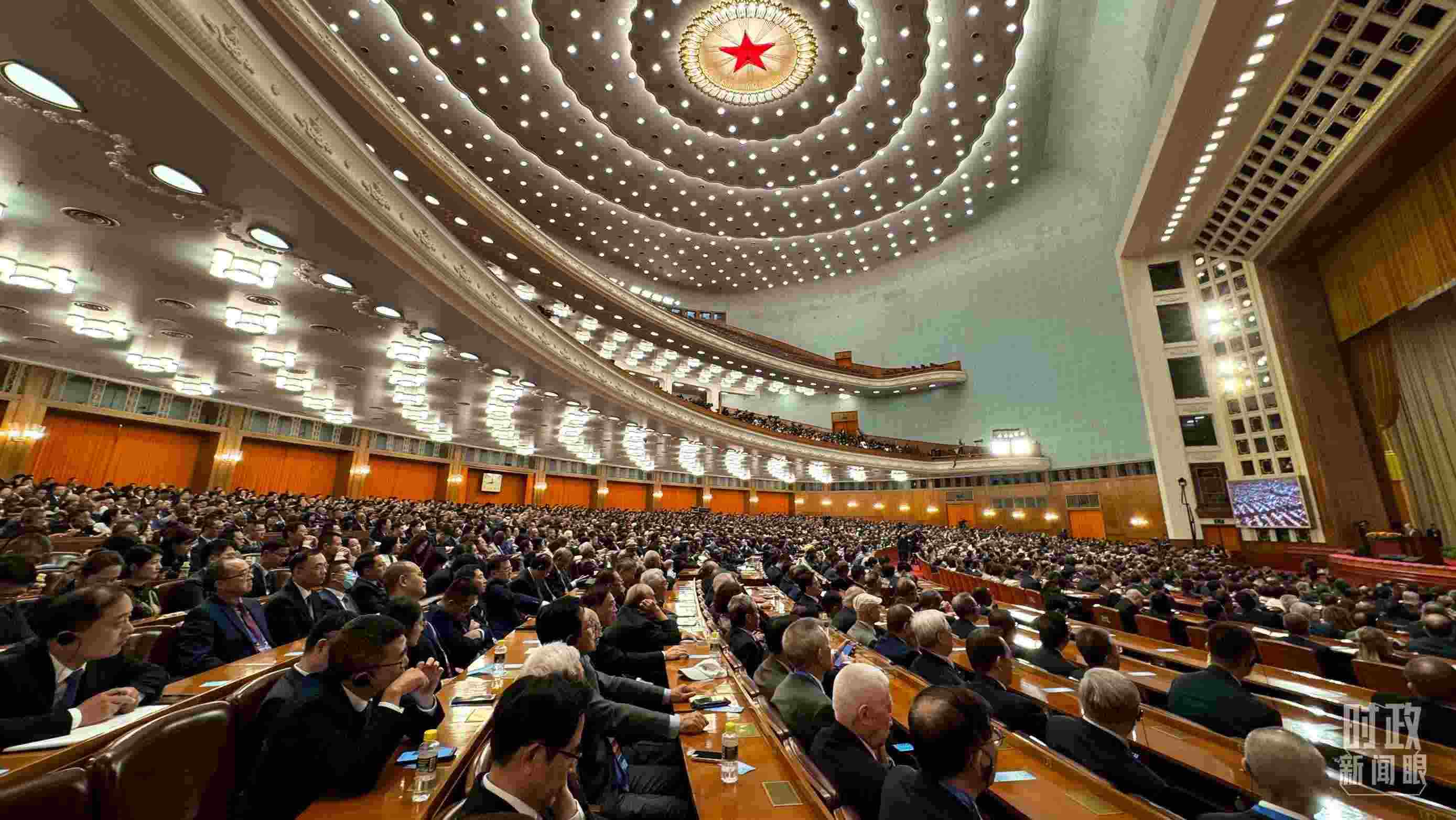  △中非合作論壇非方成員國國家元首、政府首腦、代表團(tuán)團(tuán)長及國際和地區(qū)組織負(fù)責(zé)人等中外各界人士3200余人出席開幕式。（總臺央視記者蔣碩拍攝）