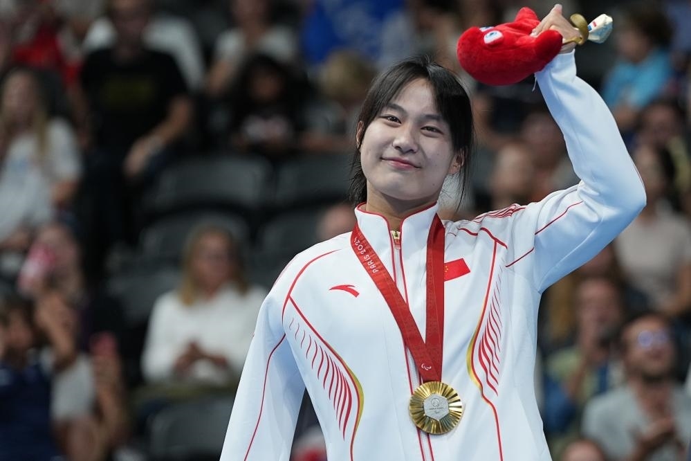 9月4日，蔣裕燕在巴黎殘奧會游泳女子100米自由泳S7級頒獎儀式上。新華社記者 熊琦 攝