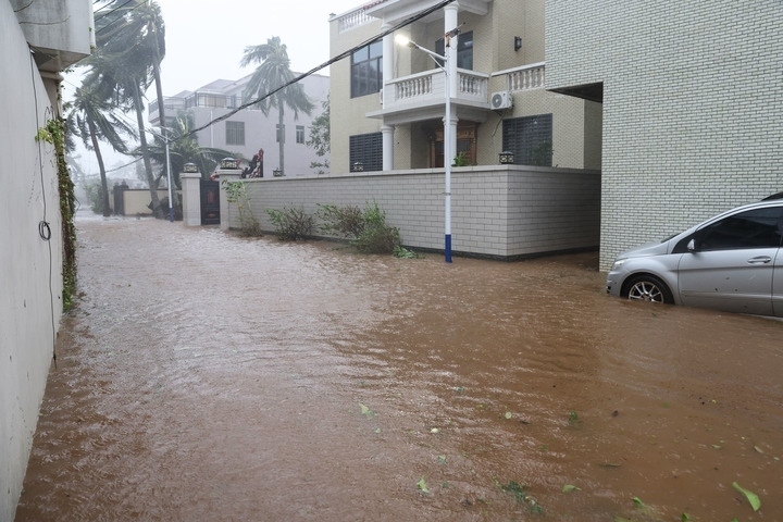 臺(tái)風(fēng)“摩羯”導(dǎo)致海南部分地區(qū)出現(xiàn)洪澇。新華社記者 張麗蕓 攝