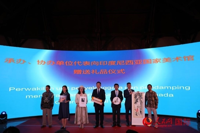 在展覽開幕式現(xiàn)場，本次展覽的承辦、協(xié)辦單位代表向印尼國家美術(shù)館贈(zèng)送禮品。人民網(wǎng)記者 曹師韻攝