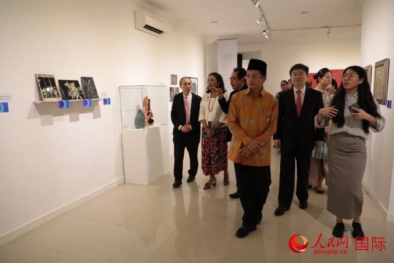 參加開幕式的嘉賓參觀展覽。人民網(wǎng)記者曹師韻攝