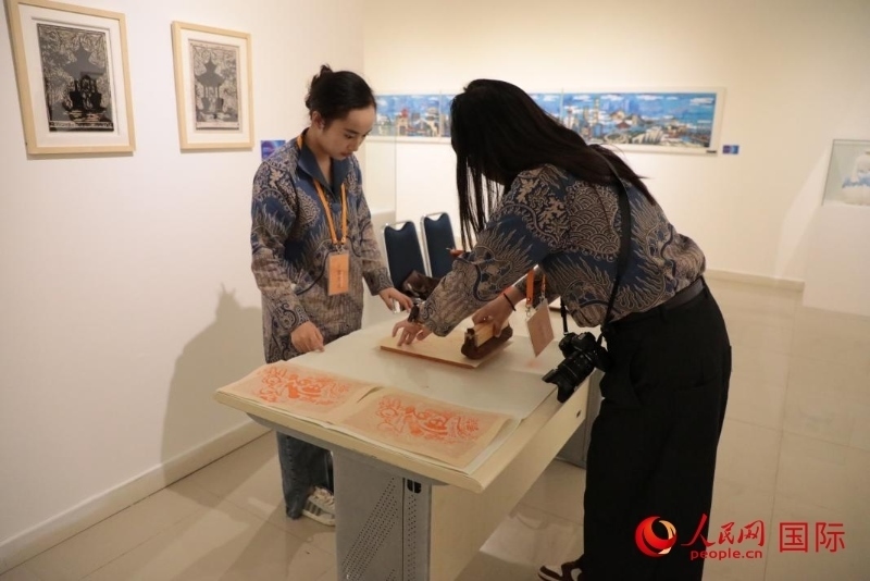 展覽現(xiàn)場的拓印技藝體驗(yàn)工坊。人民網(wǎng)記者曹師韻攝