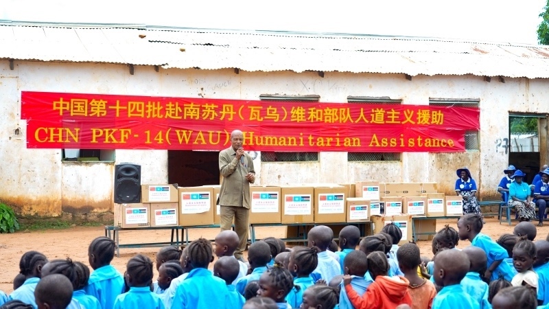 當地政府代表感激中國官兵。王軍杰攝