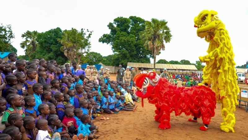 舞獅活動引發(fā)現場熱烈掌聲。謝坤攝