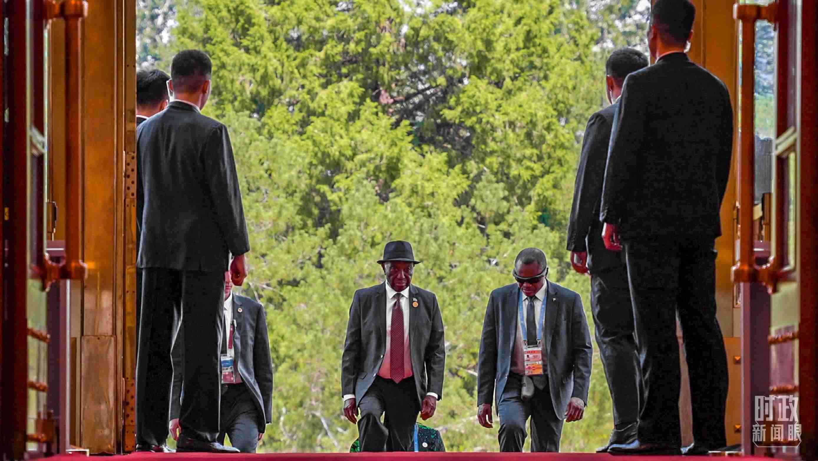 利比里亞總統(tǒng)博阿凱步入人民大會(huì)堂。（總臺(tái)央視記者蔣碩拍攝）