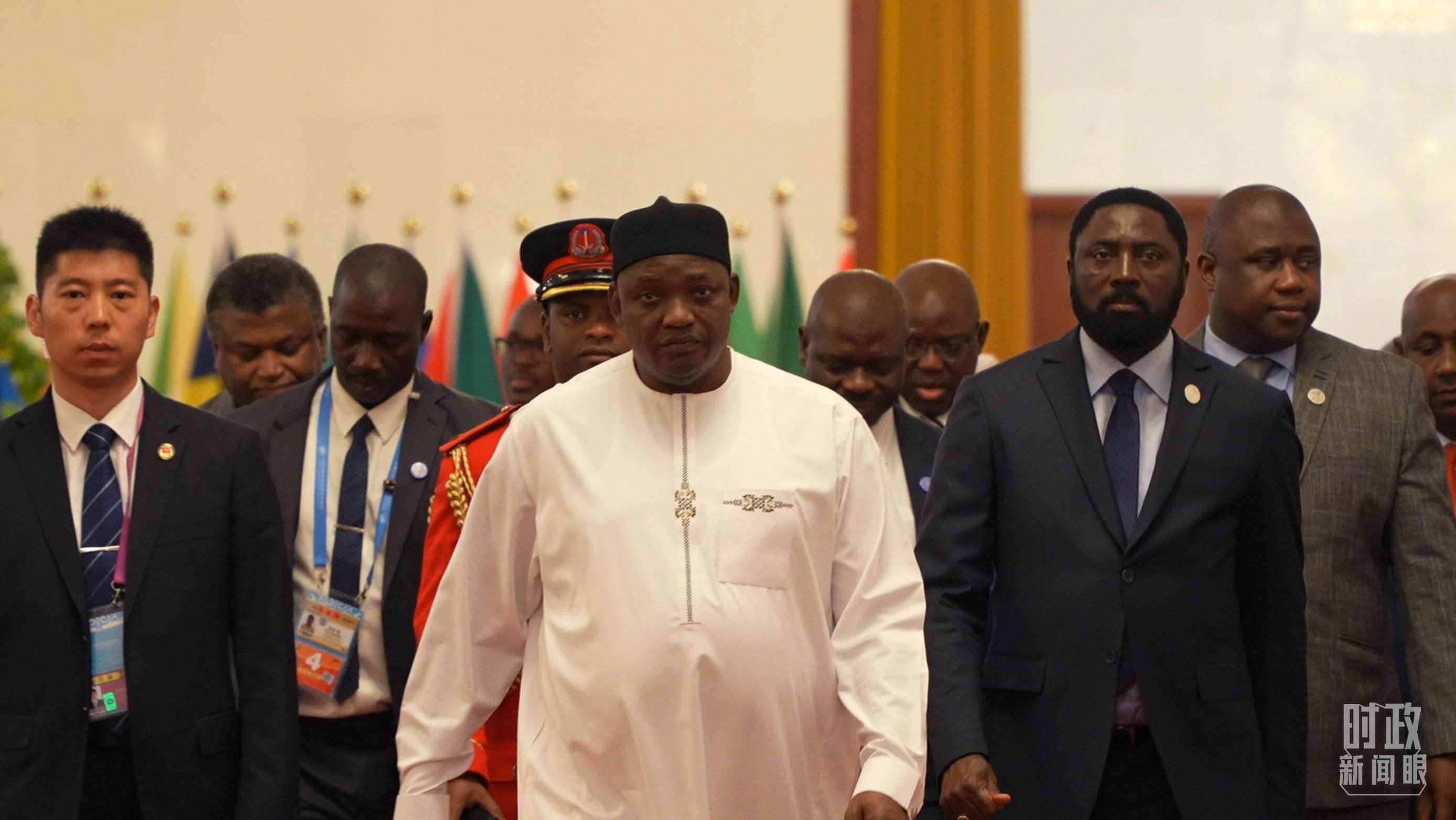 岡比亞總統(tǒng)巴羅走向會(huì)見(jiàn)廳。（總臺(tái)央視記者蔣碩拍攝）