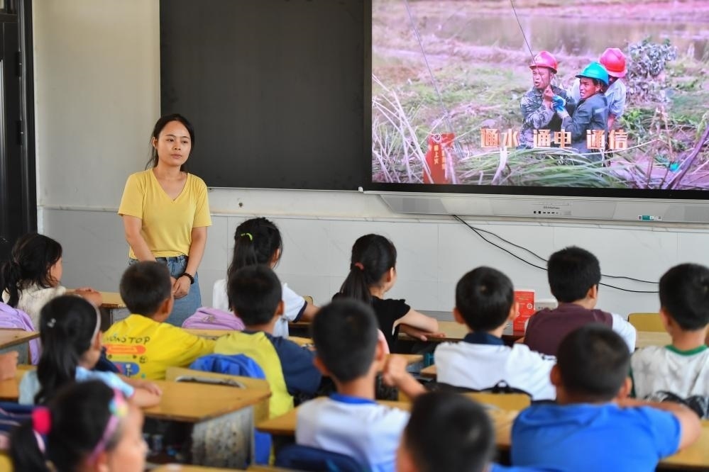 今年夏天，湖南華容縣等地遭受洪澇災(zāi)害。9月，華容縣一所學(xué)校，老師通過(guò)講述防災(zāi)救災(zāi)故事，引導(dǎo)孩子們知情、共情，汲取成長(zhǎng)的力量。