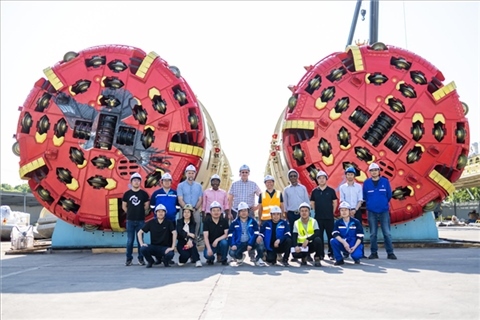 中外員工在盾構(gòu)機前合影。中國電建供圖