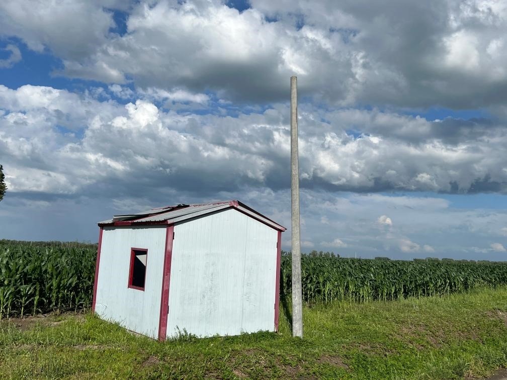林甸縣一處保護(hù)水源井的鐵皮房出現(xiàn)破損，未見配套設(shè)備。新華社記者董寶森攝