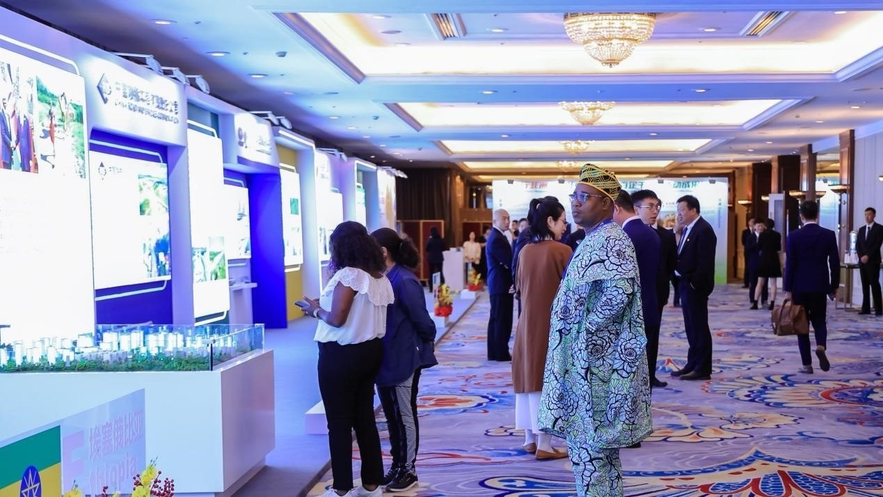 與會(huì)嘉賓參觀主題展覽。主辦方供圖