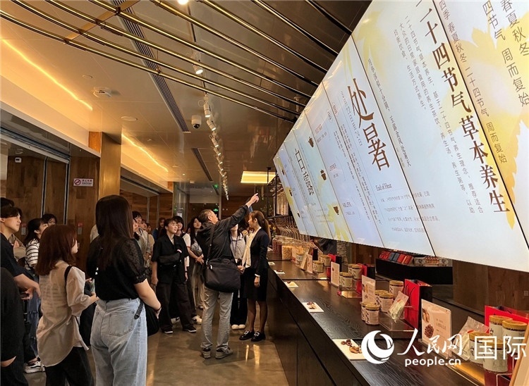 2. 日中友好協(xié)會青年代表團一行學(xué)習(xí)24節(jié)氣養(yǎng)生知識。（人民網(wǎng)記者陳思 攝）