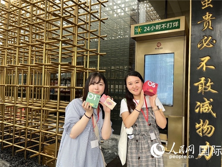 5. 代表團團員展示通過無人售藥機購買的盲盒。（人民網(wǎng)記者陳思 攝）