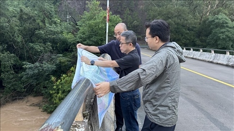 珠江委工作組在三河鎮(zhèn)三河大橋進(jìn)行防洪工程調(diào)度工作。 水利部供圖