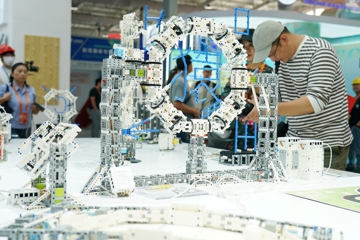 2024年9月11日，記者在服貿(mào)會(huì)首鋼園區(qū)教育服務(wù)館采訪。新華社記者 張晨霖 攝