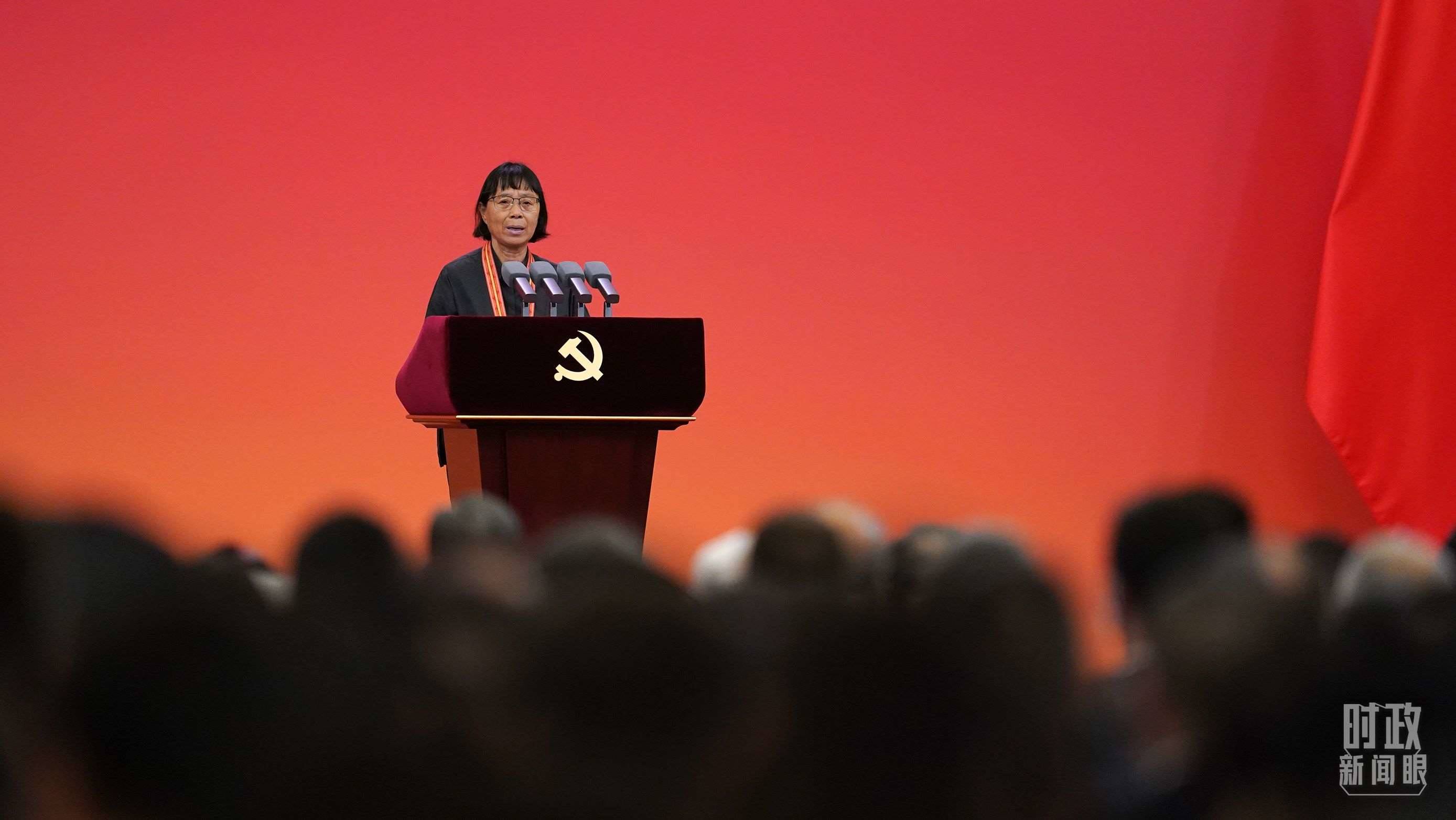  △2021年6月，幫助數(shù)千名貧困山區(qū)女孩圓夢大學的人民教師張桂梅，代表“七一勛章”獲得者發(fā)言。（總臺國廣記者李晉拍攝）