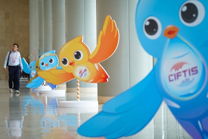 2024年9月11日在國(guó)家會(huì)議中心拍攝的服貿(mào)會(huì)吉祥物“福燕”形象。新華社記者 陳鐘昊 攝