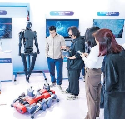 普陀區(qū)“中華武數(shù)”科創(chuàng)集市上，展位工作人員在向觀眾展示機(jī)器人。資料圖片