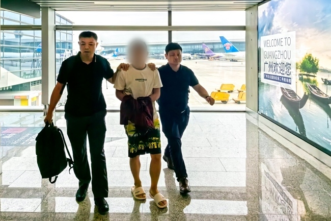 一名潛逃柬埔寨的犯罪嫌疑人被押解回國。公安部供圖