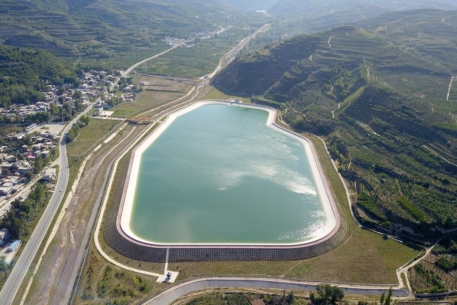 這是在天水市拍攝的已投用的天水城區(qū)引洮供水工程楊家灣調(diào)蓄水池（無人機照片）。新華社記者 范培珅 攝