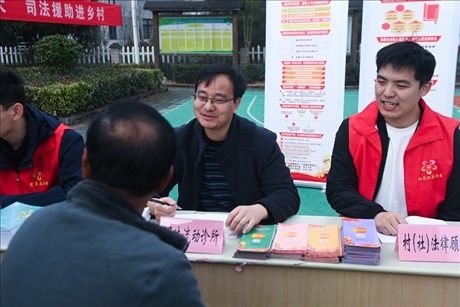 2022年11月9日，在杭州市臨安區(qū)太陽(yáng)鎮(zhèn)上太陽(yáng)村，臨安區(qū)太陽(yáng)司法所所長(zhǎng)方凱（右二）現(xiàn)場(chǎng)解答法律問(wèn)題。 新華社記者 徐昱 攝