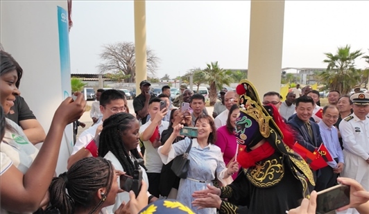 川劇變臉《蜀風妙韻》。內(nèi)圖大學孔子學院供圖