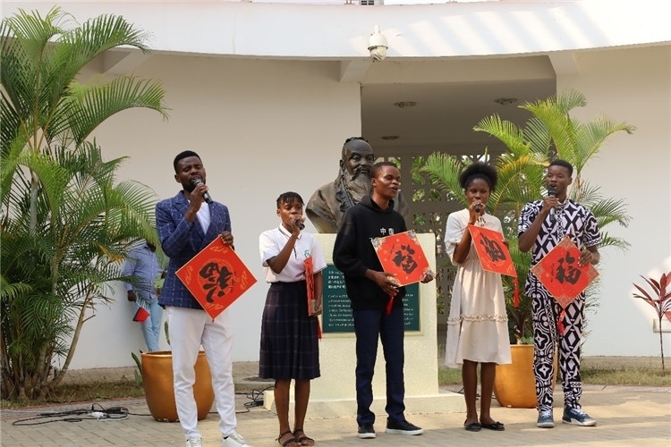 孔院學生演唱歌曲《故鄉(xiāng)的云》。內(nèi)圖大學孔子學院供圖