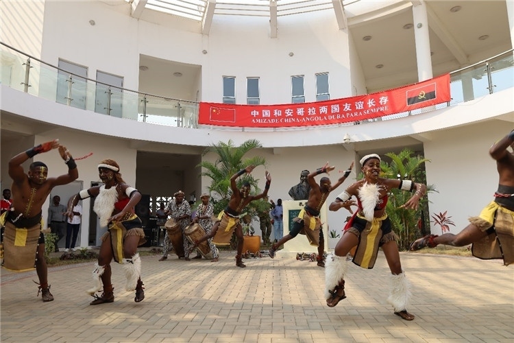 安哥拉民族舞。內(nèi)圖大學孔子學院供圖