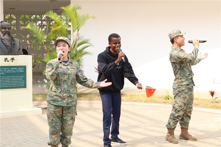 孔院學生與中國海軍官兵合唱《天地龍鱗》。內(nèi)圖大學孔子學院供圖