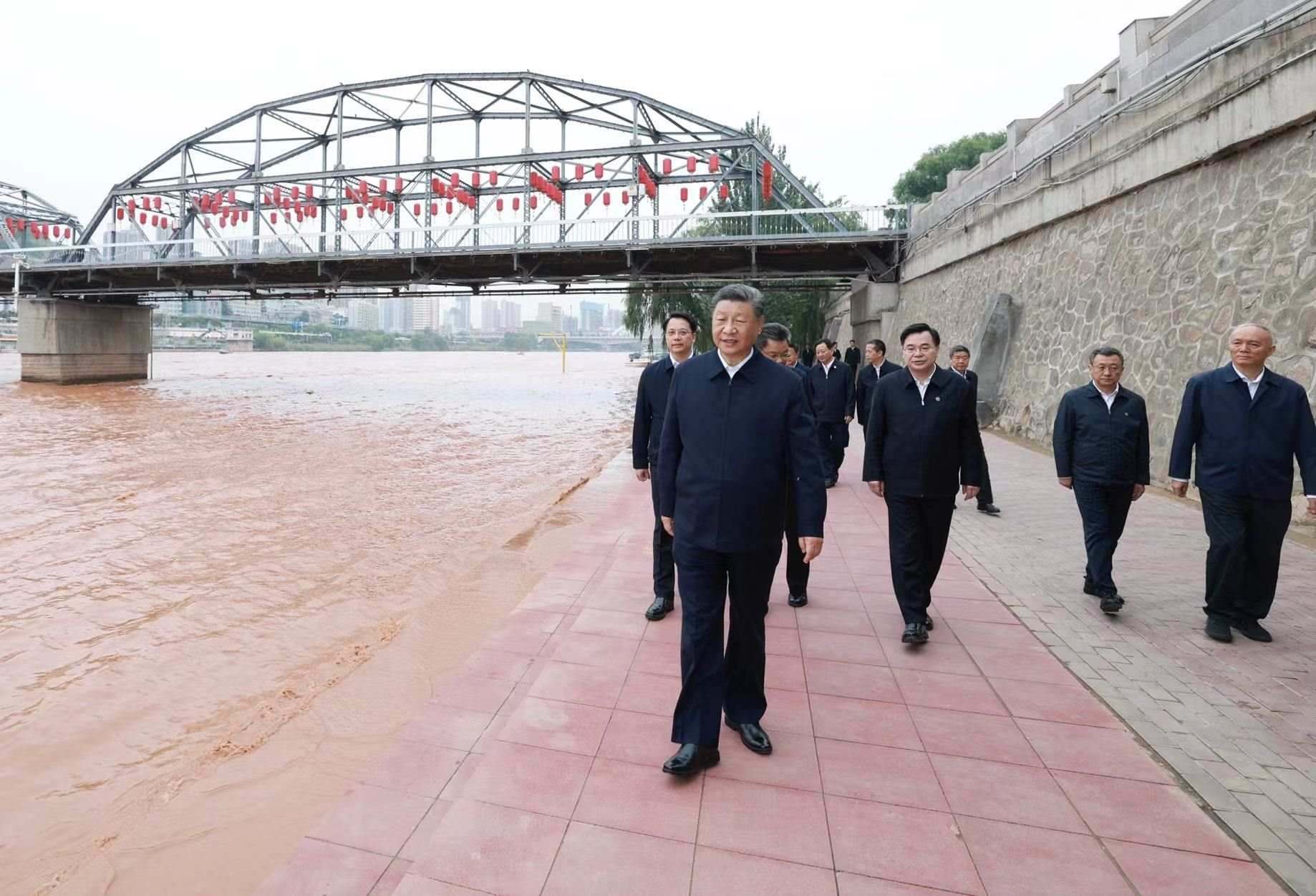 △9月11日下午，甘肅蘭州市黃河蘭州中山橋段，習(xí)近平總書記了解當(dāng)?shù)赝苿?dòng)黃河流域生態(tài)保護(hù)等情況。