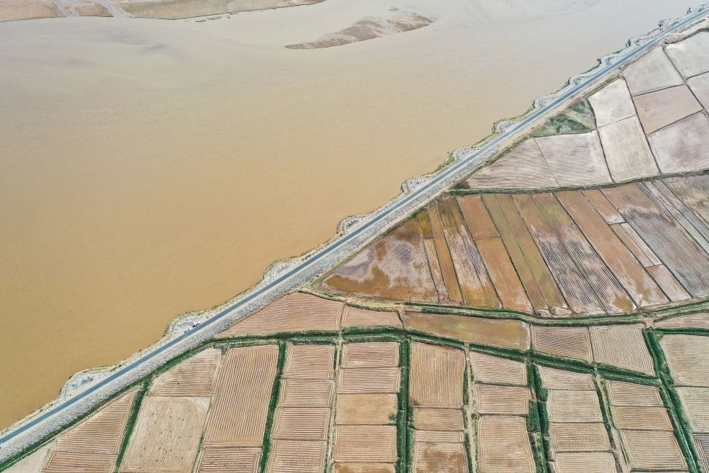 2024年5月26日在內(nèi)蒙古巴彥淖爾市臨河區(qū)拍攝的黃河（無人機照片）。巴彥淖爾市位于黃河“幾字彎”北端，擁有富饒的河套灌區(qū)，引黃灌溉面積達1000多萬畝。近年來，在引黃灌溉工程支撐下，河套灌區(qū)年均糧食總產(chǎn)量達60億斤以上。