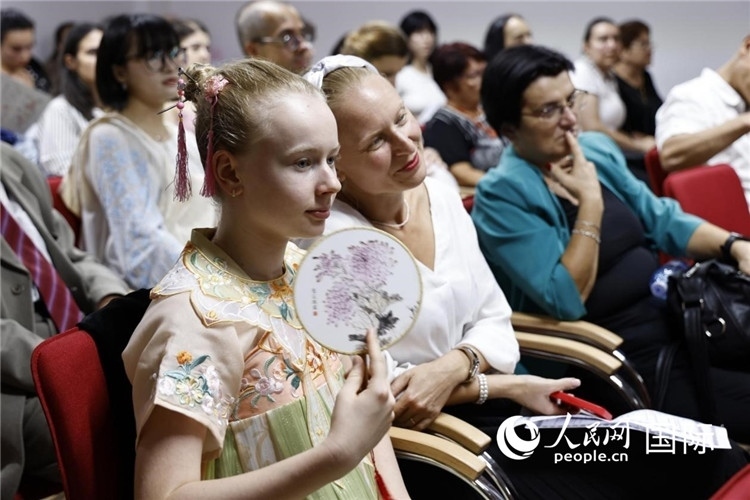 現(xiàn)在嘉賓觀看表演。傅永山攝