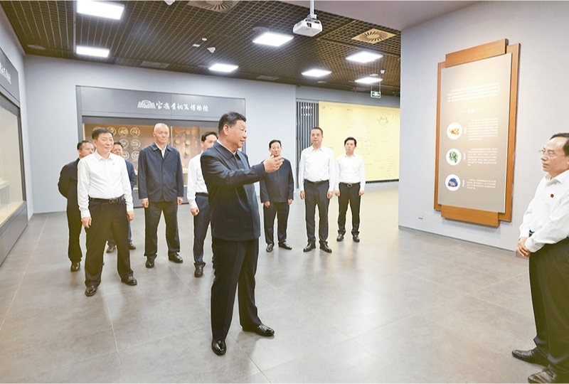2024年9月10日，中共中央總書記、國(guó)家主席、中央軍委主席習(xí)近平在前往甘肅考察途中，來到陜西省寶雞市參觀寶雞青銅器博物院。 新華社記者 王曄/攝