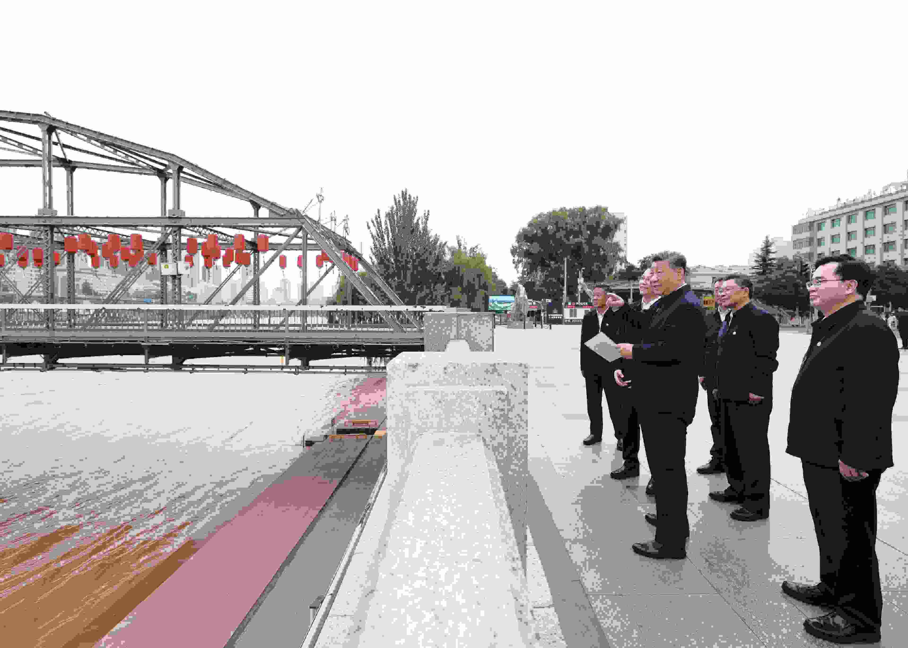 △ 2024年9月11日，習(xí)近平總書記來到甘肅省蘭州市黃河蘭州中山橋段，了解當(dāng)?shù)赝苿?dòng)黃河流域生態(tài)保護(hù)情況。