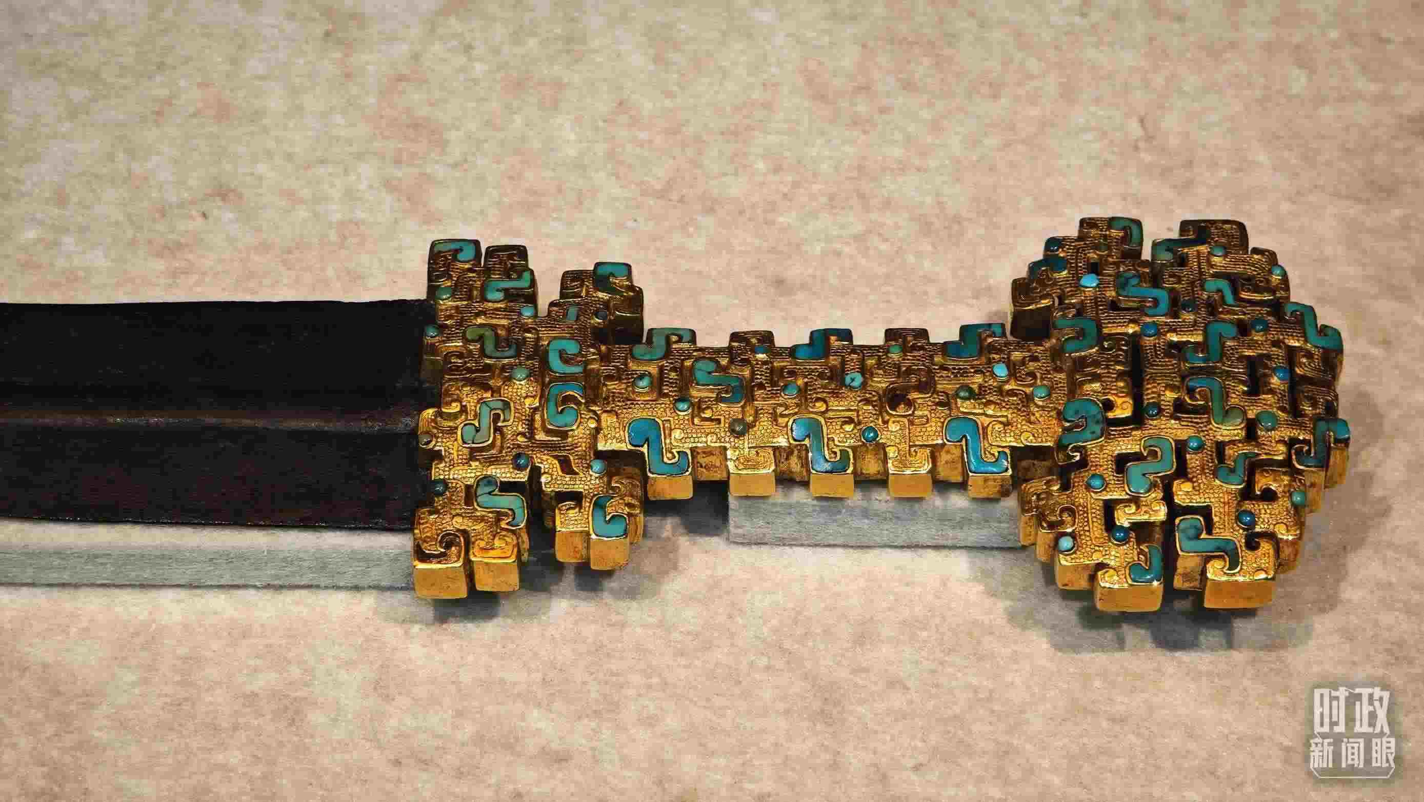 △這是1992年寶雞市益門(mén)二號(hào)墓出土的金柄鐵劍，劍柄嵌有綠松石。（總臺(tái)央視記者彭漢明拍攝）