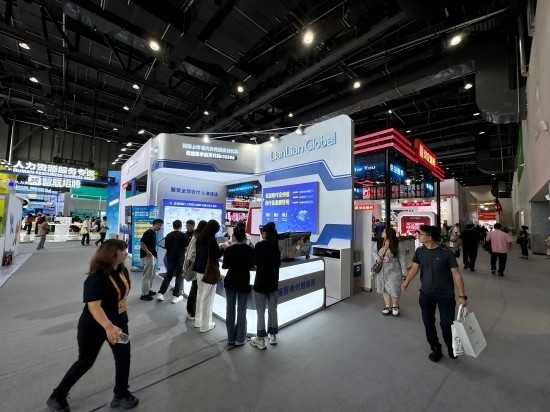 觀眾在展區(qū)了解相關(guān)金融服務(wù)。人民網(wǎng)記者 黃盛攝