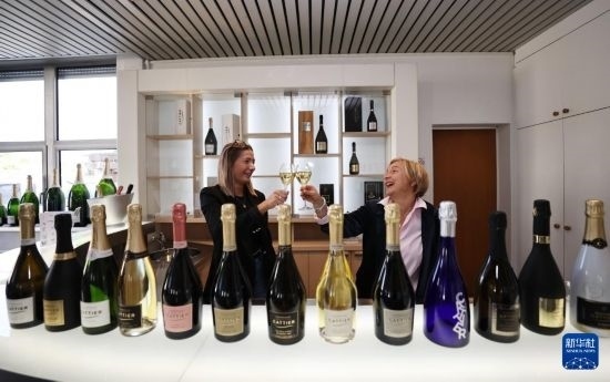 9月13日，在法國蘭斯附近的希尼萊羅斯，人們在佳醍亞總部享用香檳酒。新華社記者 高靜 攝