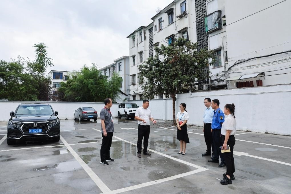 2024年9月11日，在浙江省湖州市，湖州吳興區(qū)人大代表、人大飛英街道工委代表及塔下街社區(qū)代表前往已改建的一處停車場(chǎng)進(jìn)行實(shí)地調(diào)研，監(jiān)督該改建項(xiàng)目的完成情況。新華社記者 徐昱 攝