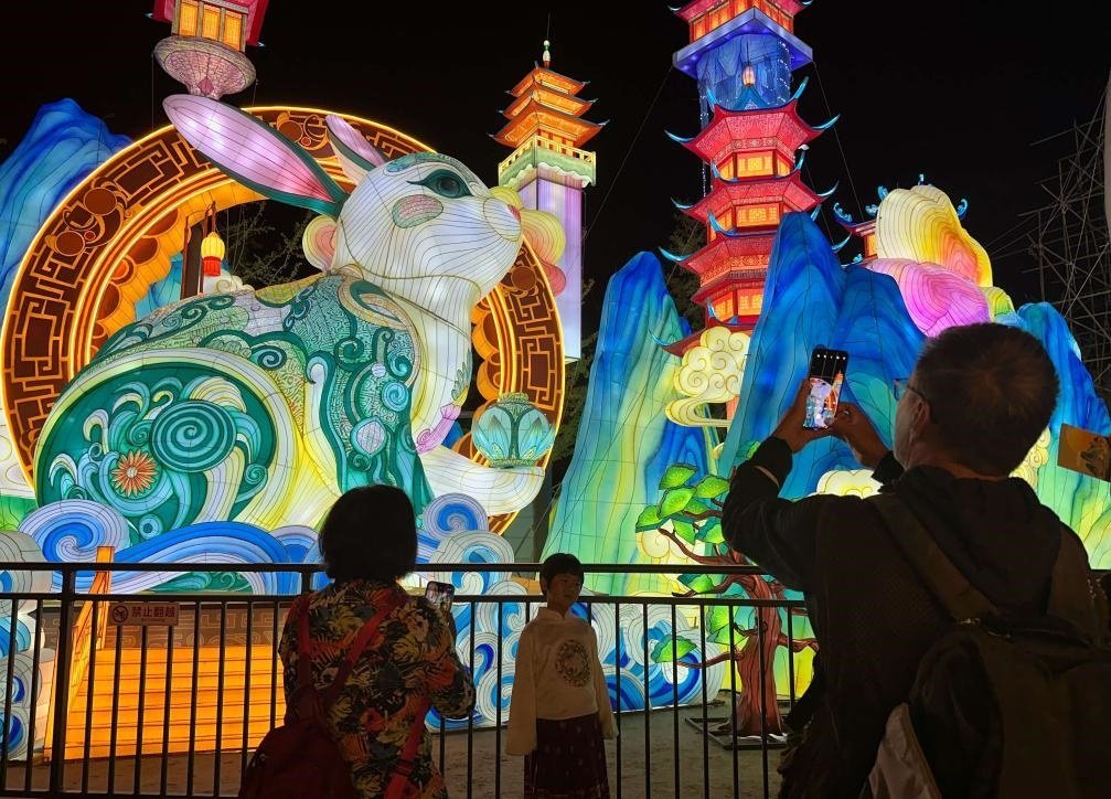 市民游客在2024年北京中秋國慶彩燈游園會欣賞彩燈。新華社記者楊淑君 攝