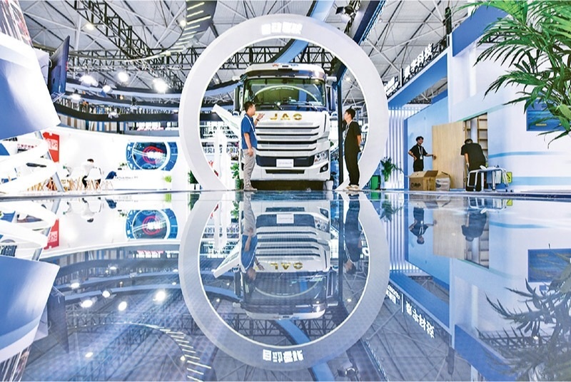 黨的二十屆三中全會提出，加快構(gòu)建促進數(shù)字經(jīng)濟發(fā)展體制機制，完善促進數(shù)字產(chǎn)業(yè)化和產(chǎn)業(yè)數(shù)字化政策體系。2024年8月28日至30日，2024中國國際大數(shù)據(jù)產(chǎn)業(yè)博覽會在貴州貴陽舉辦。圖為工作人員在介紹無人駕駛重型卡車。 新華社記者 楊文斌/攝